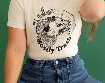 Mostly Trash - Camiseta unissex de gambá Heather Oatmeal, pessoa lixo, merda da vida, tudo é lixo, camiseta sarcástica, camiseta engraçada de animal