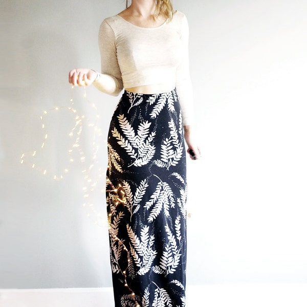 Zuletzt gedruckt - Sundara Maxi - hoch taillierte Maxi Rock - in schwarz und Creme - von Simka Sol - einerseits Maxi Rock
