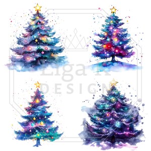 K&ouml;nnte beinhalten: Ein Set aus vier weihnachtlichen Baumillustrationen im Aquarellstil in tiefblauen und violetten Farbt&ouml;nen, geschm&uuml;ckt mit leuchtenden, bunten Ornamenten und goldenen Sternen an der Spitze. Der Text Liga K DESIGN ist mittig platziert.