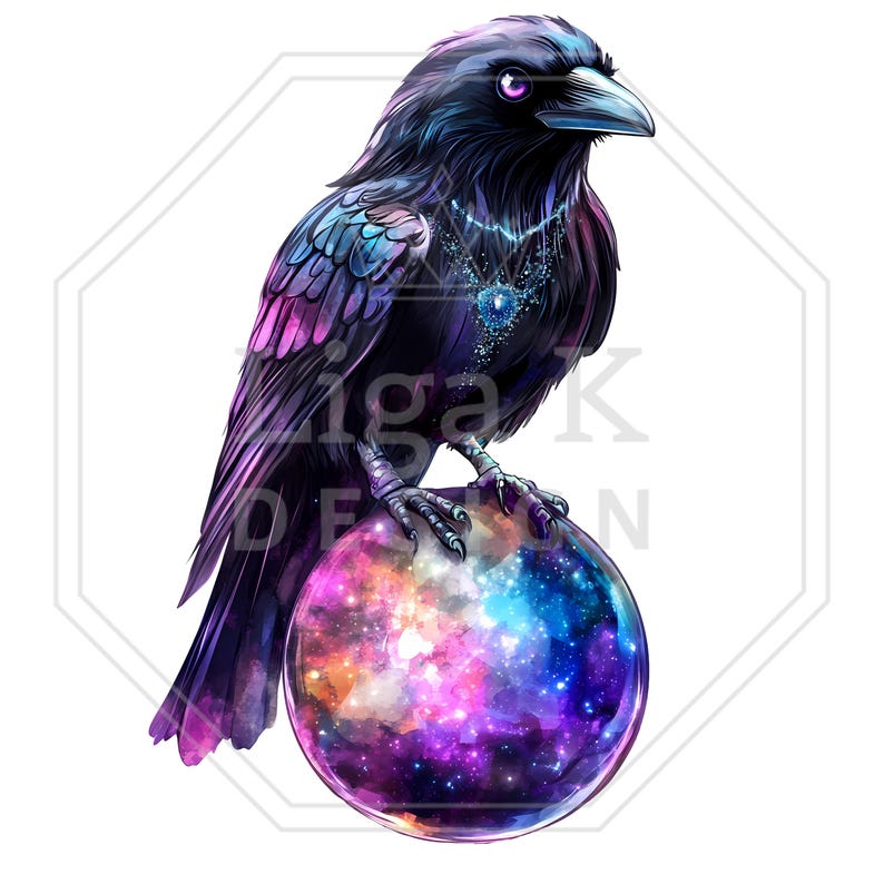 Pu&ograve; includere: Un corvo nero con piume iridescenti viola e blu appollaiato sopra una sfera luminosa riempita con un vibrante motivo galattico di nuvole nebulose rosa, blu e viola. L'uccello indossa una delicata collana con un ciondolo a forma di cuore blu.