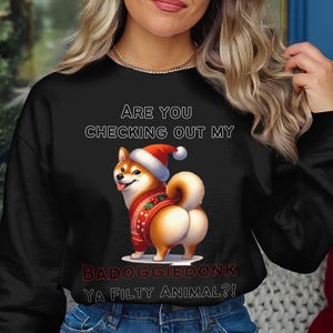 Boże Narodzenie Shiba Inu Pies, Czy Sprawdzasz Moją Koszulkę Badoggiedonk, Zabawne Ubrania Dla Zwierząt, Słodkie Zwierzęta, Uroczy T-shirt Dla Psa, Koszulka Dla Zwierząt Bożonarodzeniowych