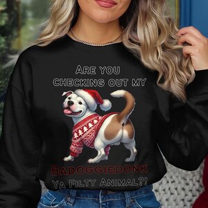Koszulka świąteczna Pitbull, Czy sprawdzasz moją koszulkę Badoggiedonk, Zabawna odzież dla zwierząt, Słodkie zwierzaki, Uroczy piesek, Humorystyczna koszulka dla zwierząt