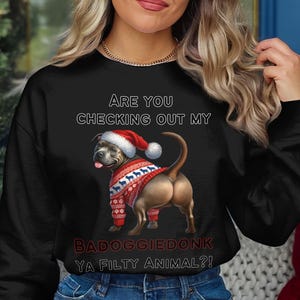Koszulka świąteczna Pitbull, Czy sprawdzasz moją koszulkę Badoggiedonk, Zabawna odzież dla zwierząt, Słodkie zwierzaki, Humorystyczna koszulka dla psa, Prezent świąteczny
