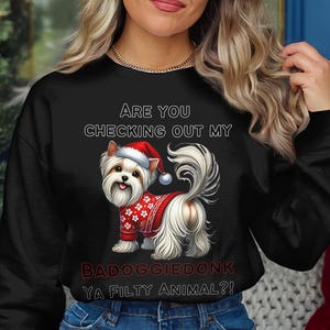 Koszulka świąteczna Yorkie Dog, Czy sprawdzasz moją koszulkę Badoggiedonk, Zabawna odzież dla zwierząt, Słodkie zwierzaki, Koszulka z tyłkiem psa, Zabawny zwierzak