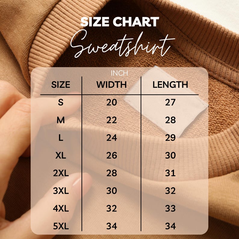 Puede incluir: Una sudadera beige con una tabla de tallas. La tabla muestra las medidas en pulgadas para el ancho y el largo, que van desde la talla S hasta la 5XL. El texto "SIZE CHART Sweatshirt" est&aacute; en la parte superior.
