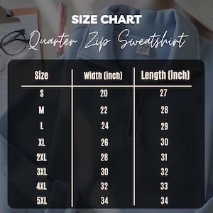 Puede incluir: Una tabla de tallas para una sudadera con cremallera de cuarto de c&iacute;rculo, con medidas en pulgadas. La tabla enumera las tallas S a 5XL, con las medidas de ancho y largo correspondientes. La sudadera es de color azul claro.