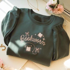 Broderad boklig tröja: Rolig läsning, present till bokälskare