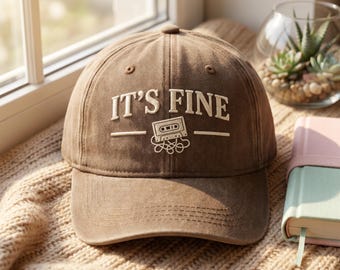 Gorra de béisbol retro con bordado de casete, gorra "It's Fine", gorra de música de los 90, gorra divertida con humor de casete, regalo para amantes de la música de los 80