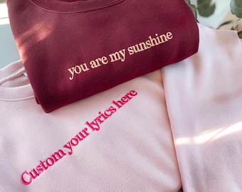 Besticktes Sweatshirt mit personalisiertem Text