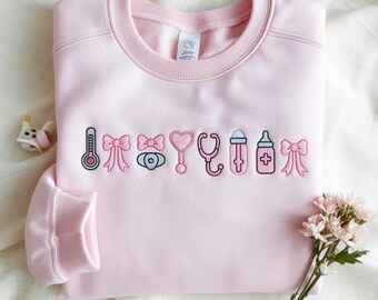 Moletom bordado com ícone de enfermeira para bebês: Coquette Healthcare Apparel