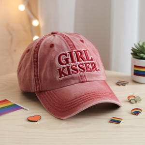 Chapéu bordado lavado do Orgulho Lésbico, chapéu engraçado para beijar meninas, chapéu LGBTQ, chapéu para festa do Orgulho Feminista, presente do Orgulho Lésbico, chapéu do Mês do Orgulho