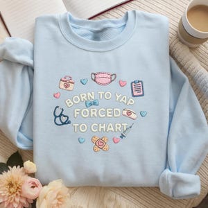 Besticktes ""Born to Yap"" Nurse Sweatshirt - Lustiges Geschenk für Krankenschwestern." Bild 1