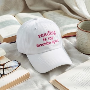 Geborduurde hoed 'Reading is My Favorite Sport' - cadeau voor boekenliefhebber