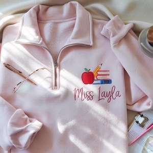 Sweat-shirt enseignant brodé personnalisé avec fermeture éclair sur un quart : cadeau pour la fête des enseignants