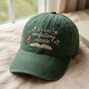 Peut inclure: Ensemble de trois tasses en céramique avec une finition mate et mouchetée. Les tasses sont de couleur crème, gris clair et gris foncé. Chaque tasse a un design simple et minimaliste.
