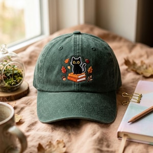 Baseballpet van gewassen katoen met geborduurde afbeelding van een zwarte kat en een boek, een comfortabele leespet.