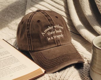 Katoenen papahoed met 'A Reader Without Their Book' geborduurd - leesgrage cadeau