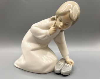 Lladro Girl Figurine 4523 – Little Girl with Slippers – Vintage Porcelain Spain Collectible
