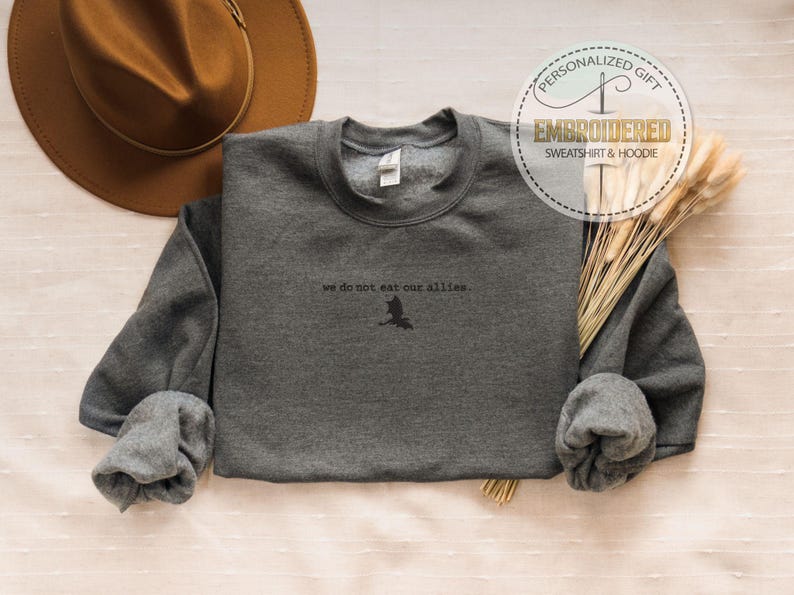 Sudadera con bordado de dragón, ropa de los aliados que no comemos, sudadera con capucha de jinete de dragón, regalo de la guerra de Basgiath, ropa de dragón para niños, sudadera con capucha del cuarto ala imagen 10