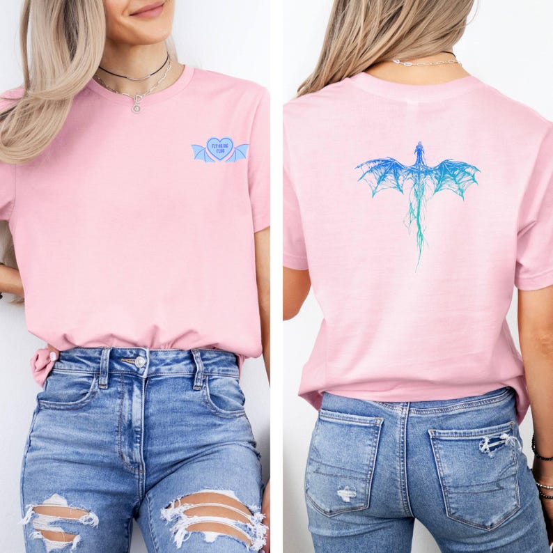 K&ouml;nnte beinhalten: Rosafarbenes T-Shirt mit einem blauen Herz mit Fl&uuml;geln und dem Text "Never Give Up" auf der Vorderseite und einem blauen Drachen-Design auf der R&uuml;ckseite.