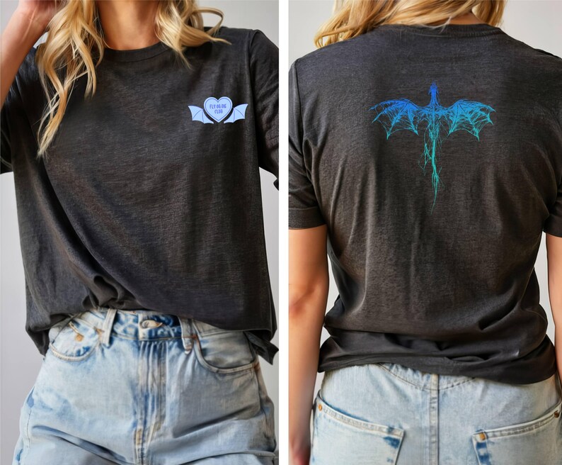 K&ouml;nnte beinhalten: Ein dunkelgraues T-Shirt mit einem blauen und wei&szlig;en Herz-Motiv auf der Vorderseite und einem blauen und gr&uuml;nen Drachen-Motiv auf der R&uuml;ckseite. Das Shirt ist aus einem weichen, bequemen Material.
