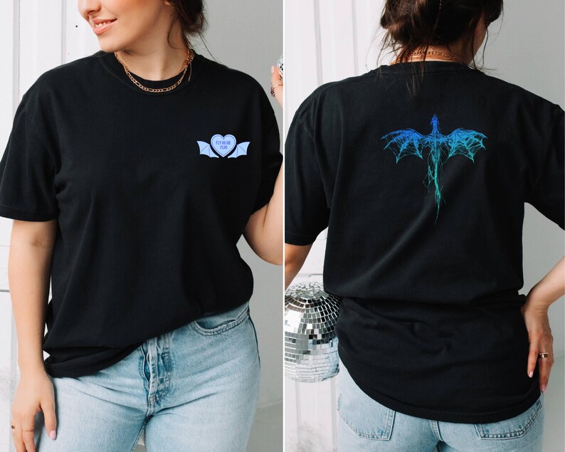K&ouml;nnte beinhalten: Schwarzes T-Shirt mit einem blauen Herz mit Fl&uuml;geln und dem Text "FOREVER YOURS" auf der Vorderseite und einem blauen Drachen-Design auf der R&uuml;ckseite.