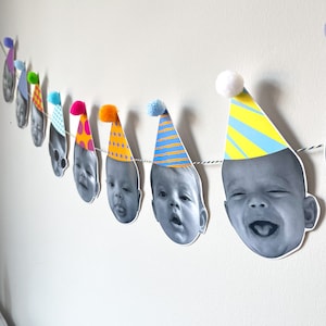 Peut inclure: Une bannière d'anniversaire avec des photos de bébés portant des chapeaux de fête colorés. Les chapeaux ont des motifs différents, notamment des rayures, des étoiles et des pois.