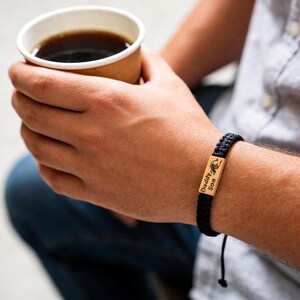 Pulsera personalizada para padre e hijo, etiqueta de madera grabada a medida con texto/símbolo, ajustable, color negro, regalo del Día del Padre para papá de parte de su hijo.