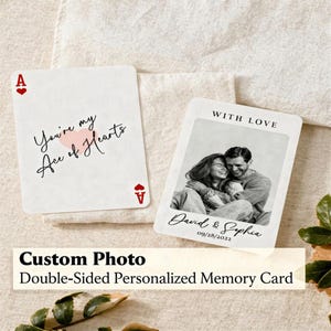 Puede incluir: Dos cartas de juego personalizadas con foto. Una carta dice "You're my Ace of Hearts" con un corazón rosa. La otra carta presenta una foto en blanco y negro con el texto "With Love" y "David & Sephia 09/28/2022".