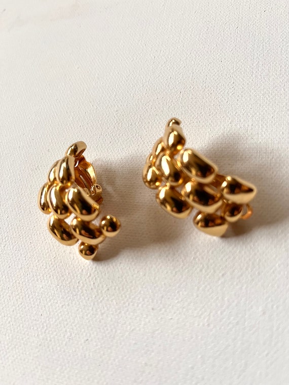 gold chain earrings / vintage clip on earrings / b