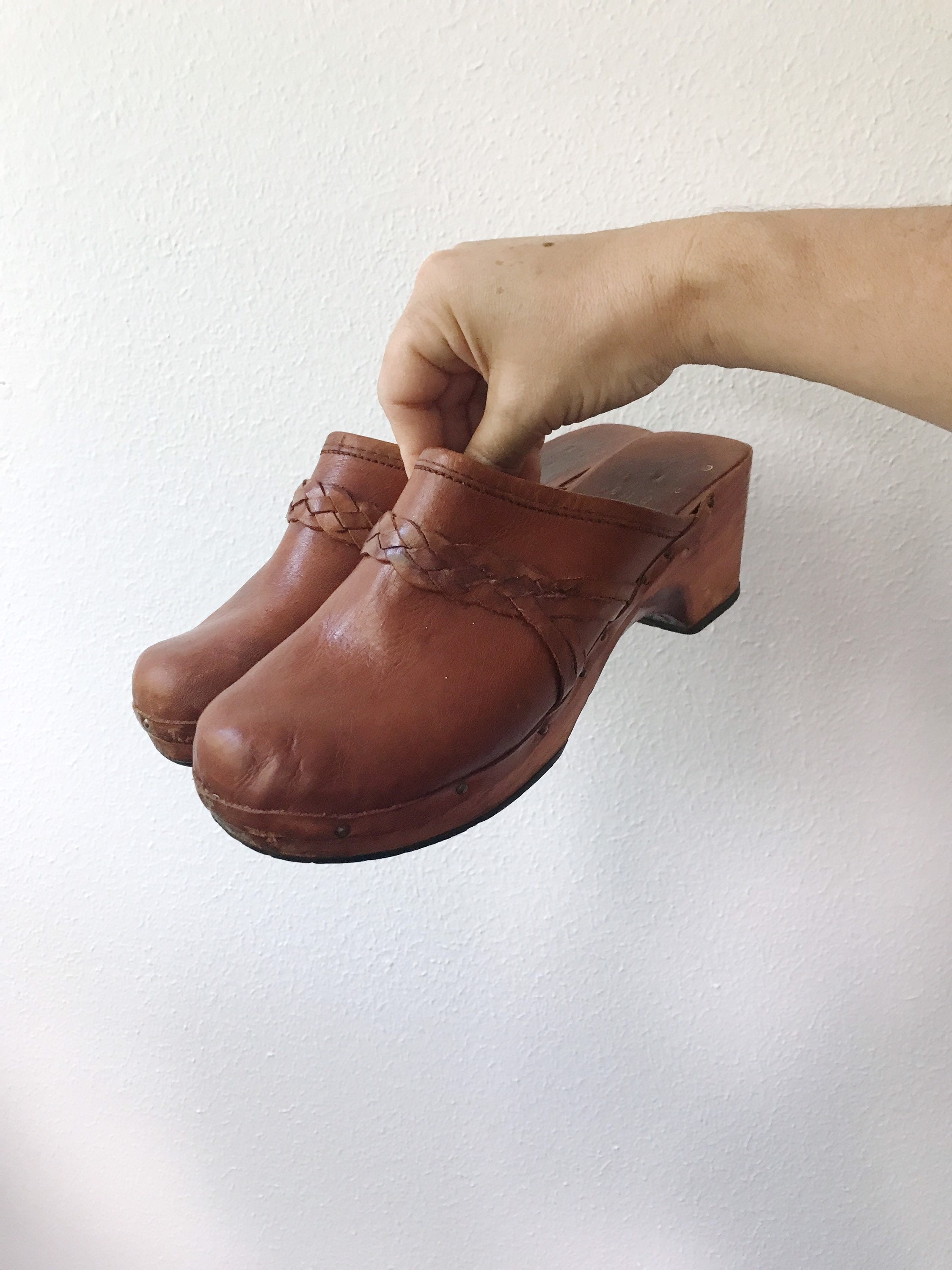 70s leather clogs / vintage leather mules / vintage leather clogs