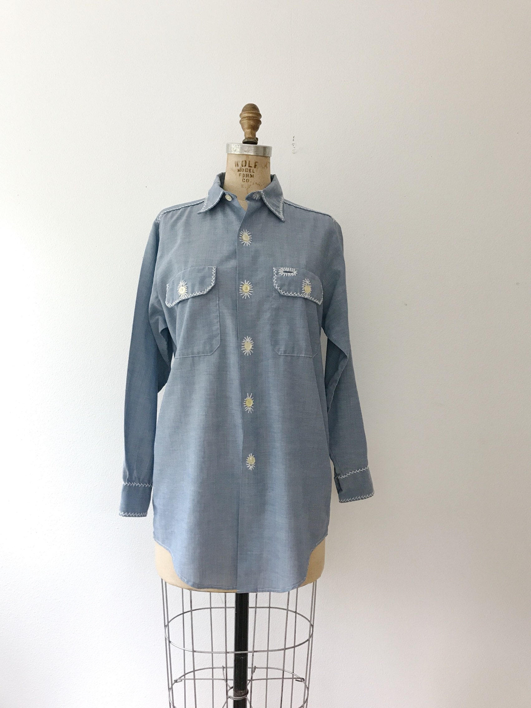vintage chambray blouse / 70s button down blouse / Daisy Button Hole blouse