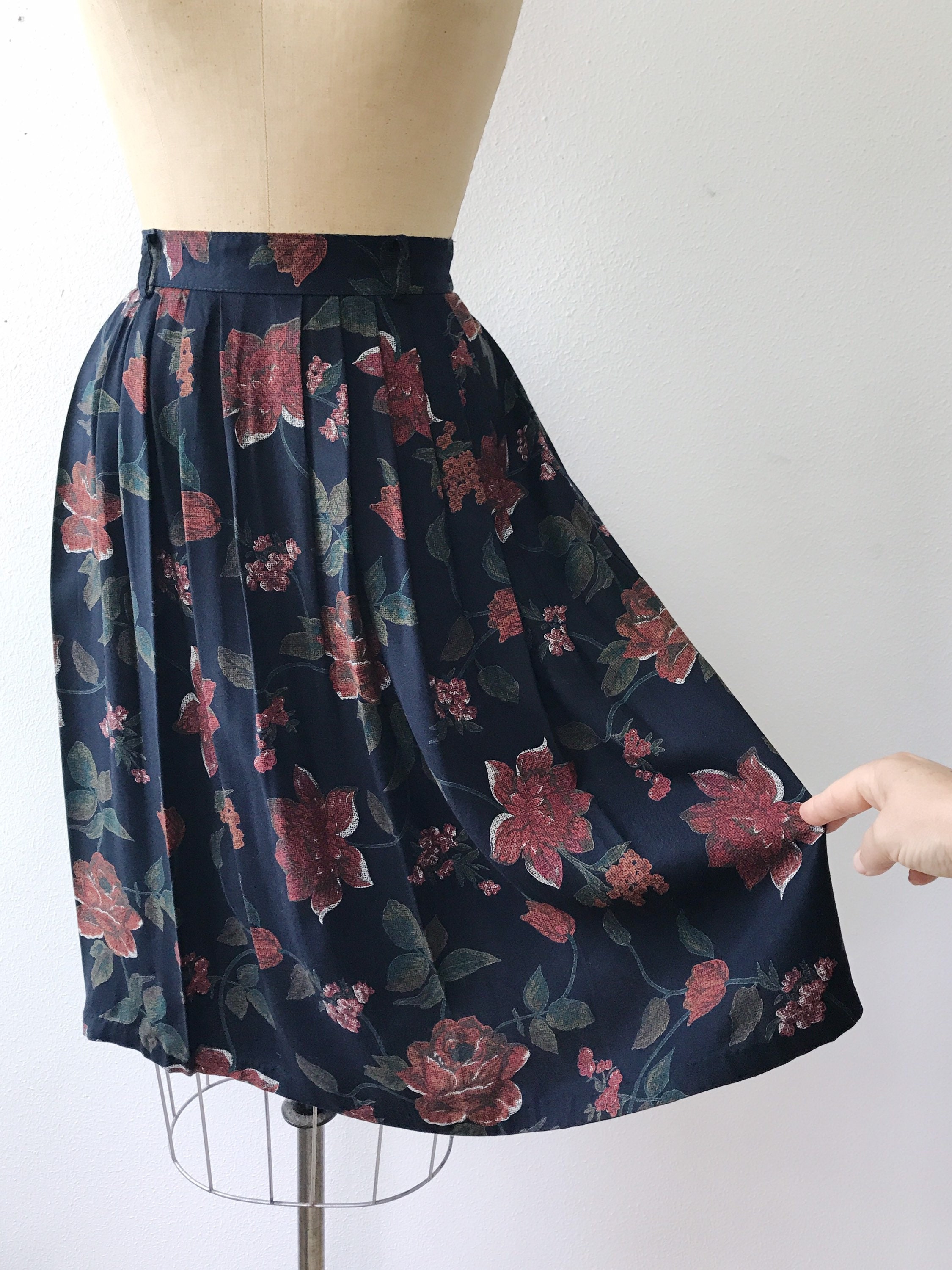 Floral print skirt / 80s vintage skirt / Navy Floral rayon skirt