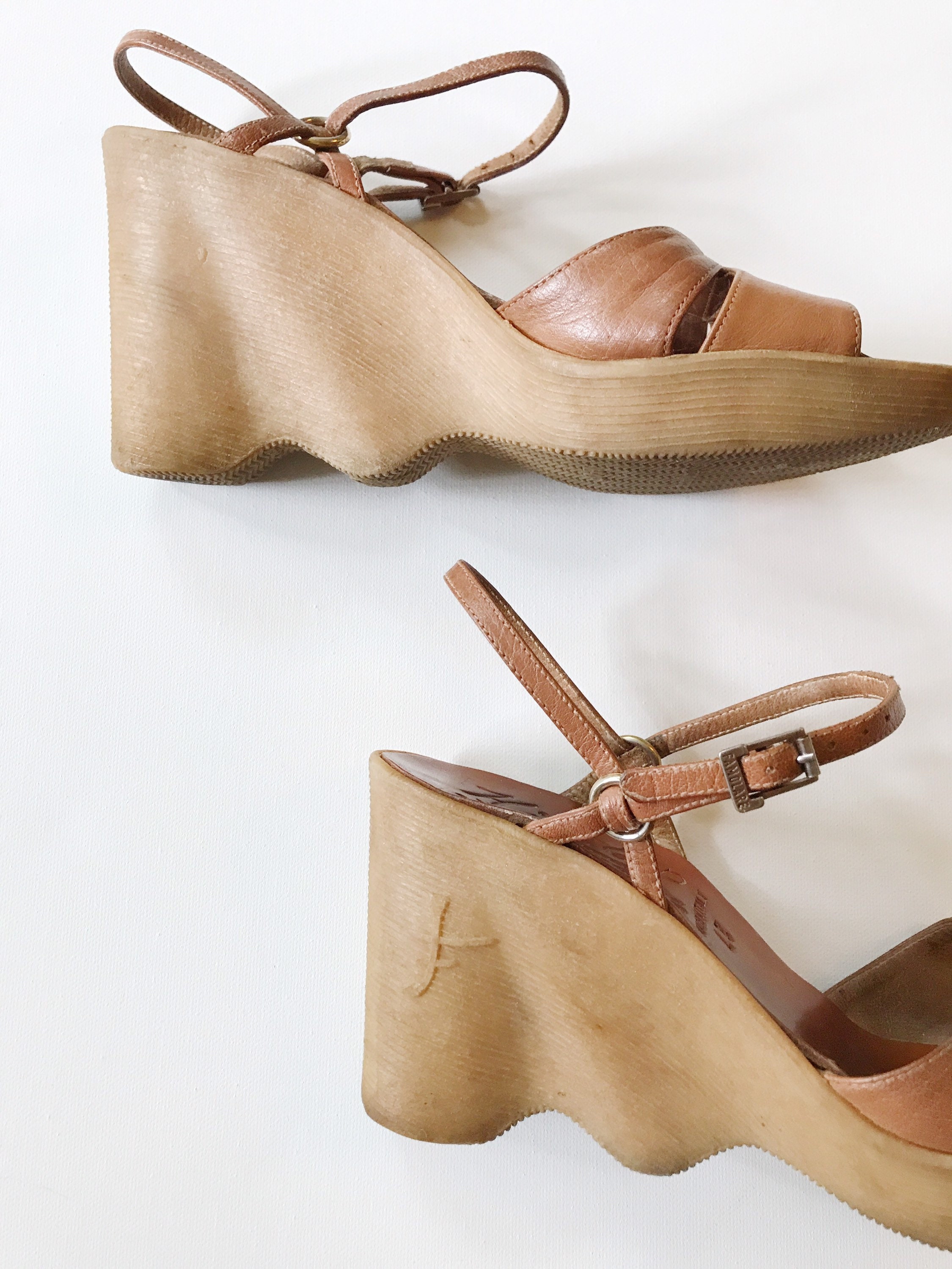 vintage Famolare shoes / 70s platform shoes / leather strap sandals