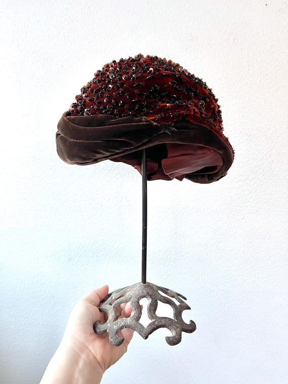 1940s velvet hat / beaded silk millinery / Jewel Rains of Fort Worth vintage hat
