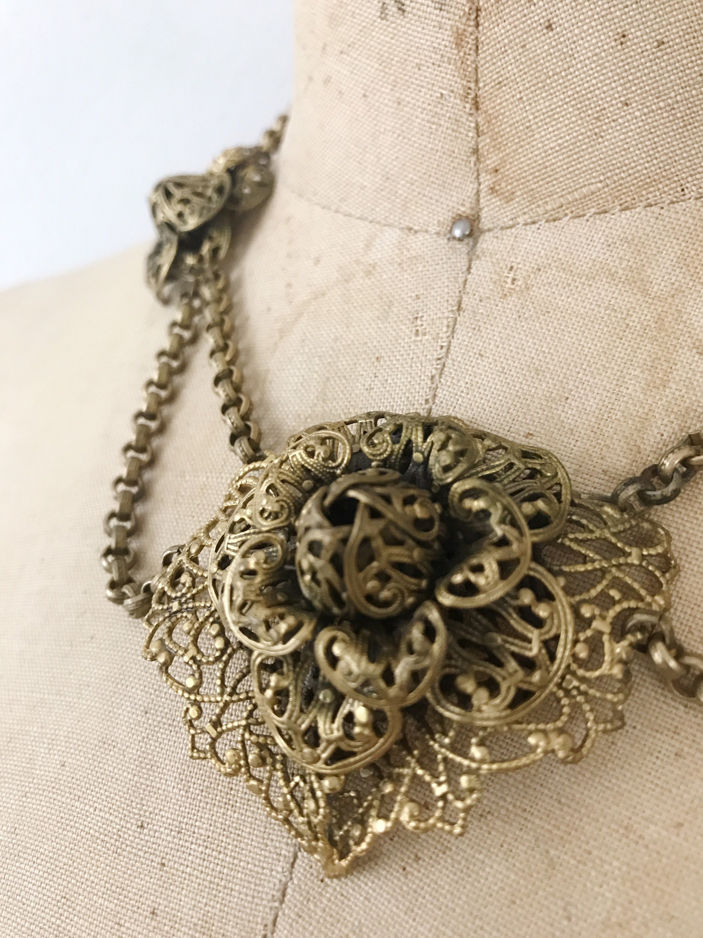 Vintage brass filigree and fuscia glass and enamel festoon necklace nlbg2133
