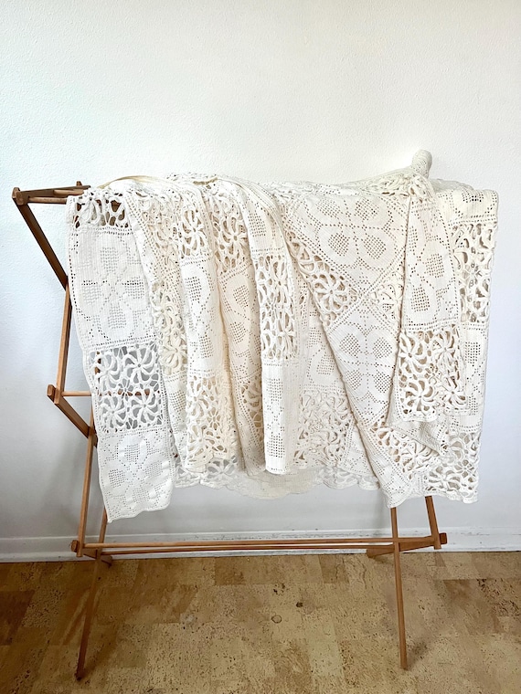 crochet tablecloth / lace tablecloth / vintage crochet