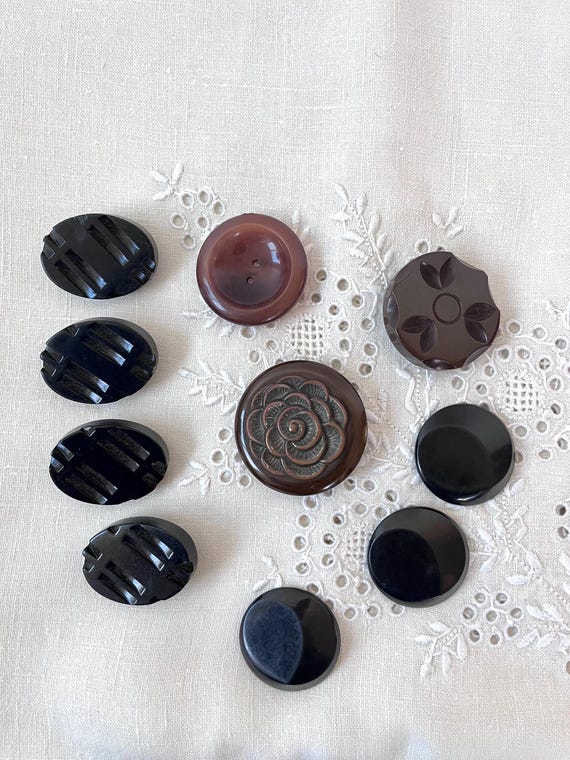 vintage buttons / 1930s and 40s buttons / large coat button collection
