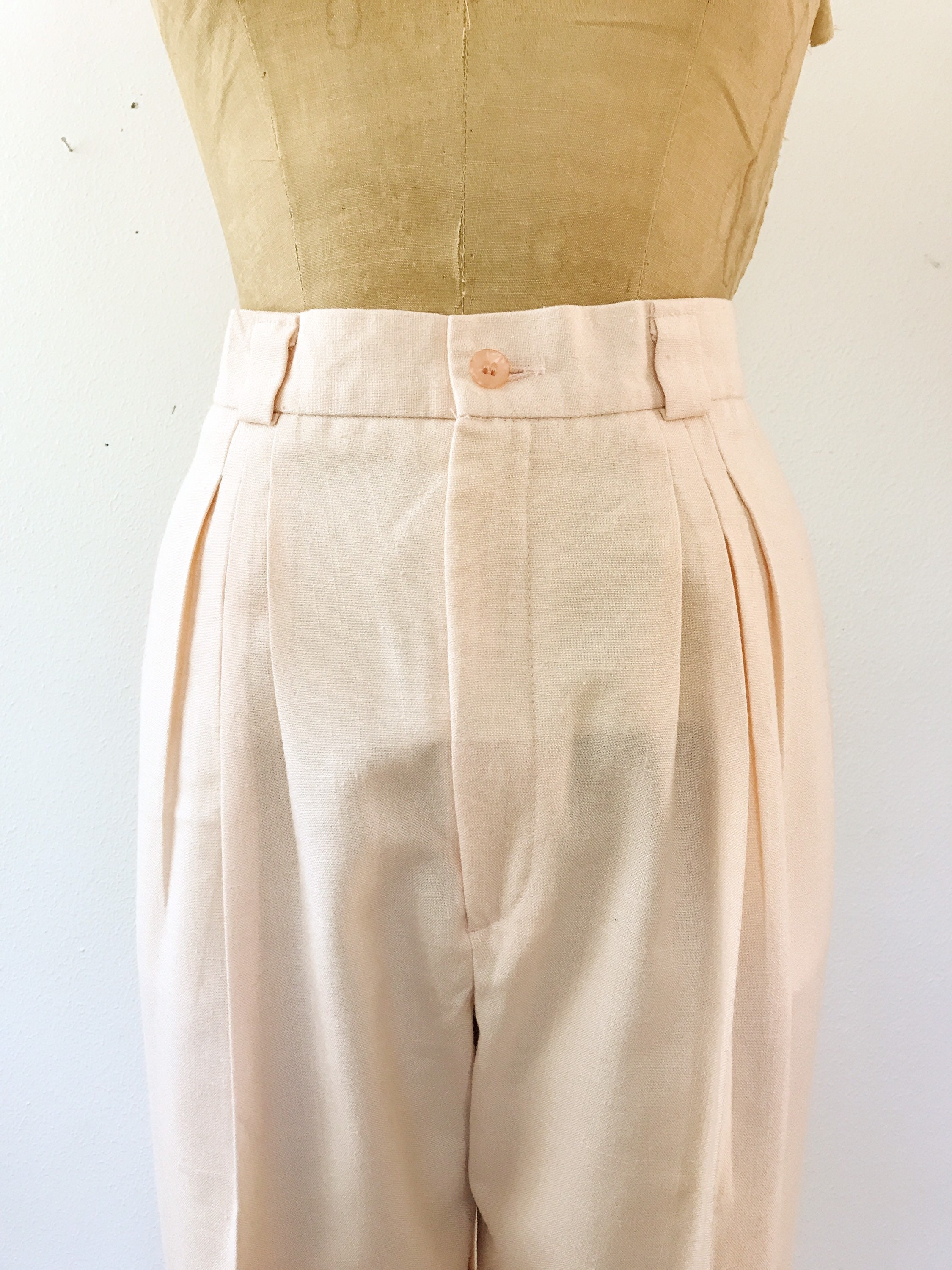 peach pants