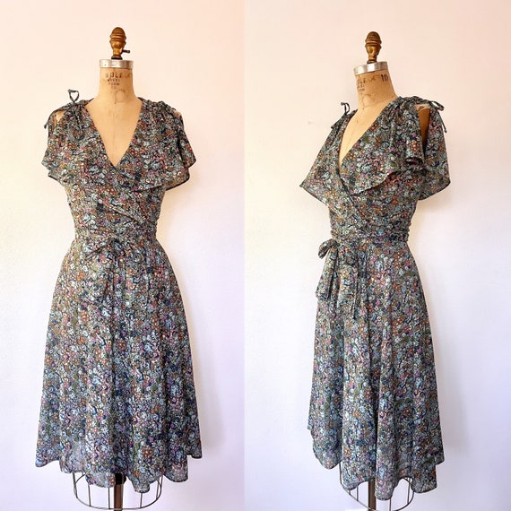vintage 70s floral dress / vintage blue fields dress / Flower wrap dress