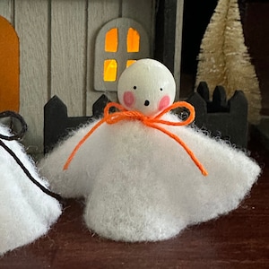 Wooden Halloween Peg Doll Ghosts