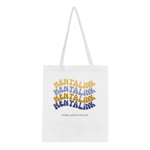 Puede incluir: Bolsa de tela blanca con un diseño azul y dorado que dice "MENTALINK" cuatro veces en un patrón curvo. El texto "MCNEILLINSTITUTE.COM" está impreso en la parte inferior de la bolsa.
