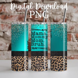 Può includere: Tre bicchieri color turchese con un designo glitter, dettagli in pelle nera e un design a stampa leopardata. Il bicchiere centrale ha il testo "Mama. Mommy. Mom.  Bruh." stampato su di esso.