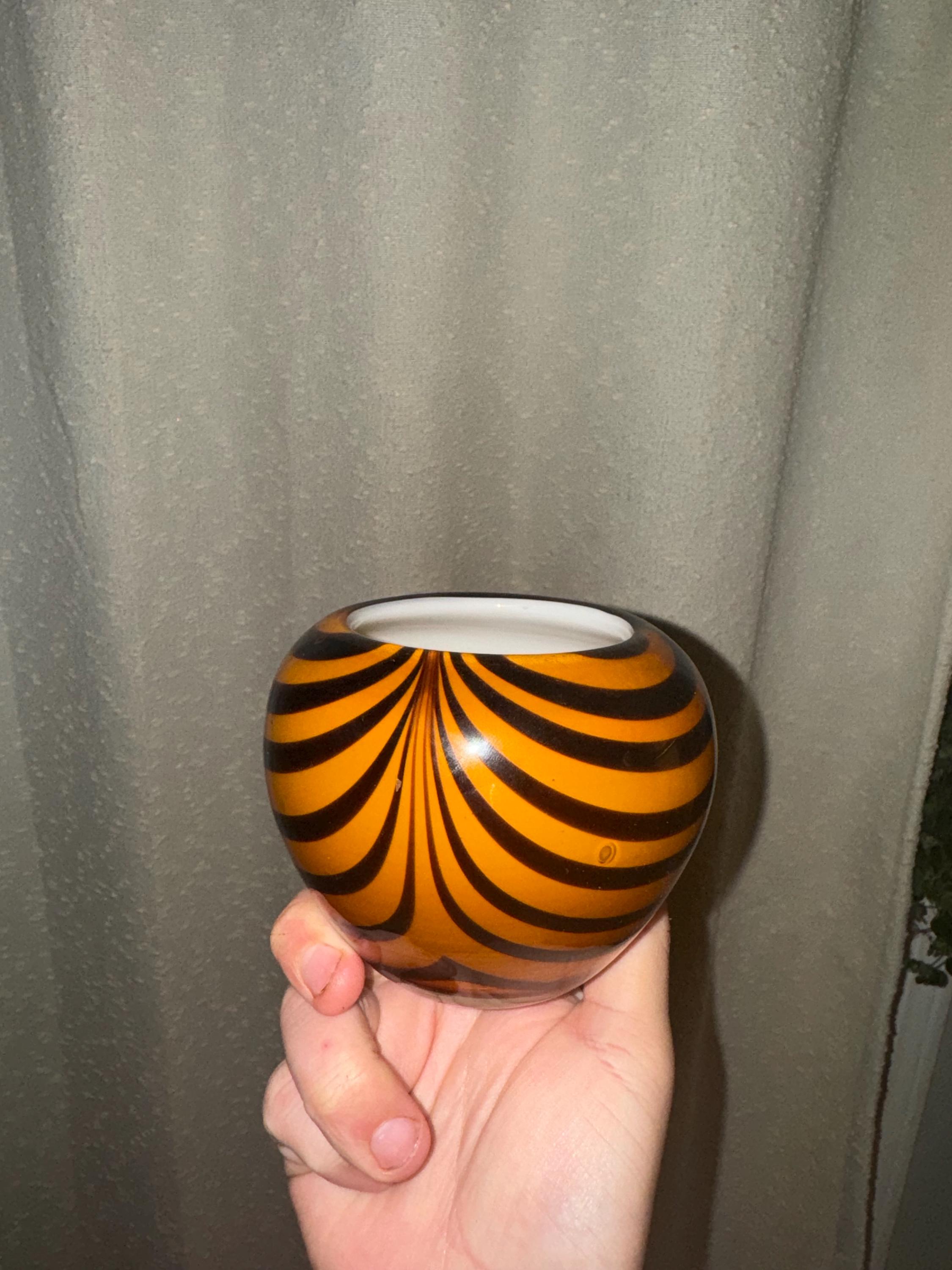 オレンジと黒のストライプのガラス花瓶