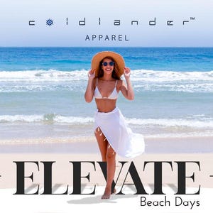 Pu&ograve; includere: Una donna con un copricostume bianco e un cappello di paglia cammina su una spiaggia. Il testo "ELEVATE Beach Days" &egrave; sulla sabbia. Il logo "colidander&trade; APPAREL" &egrave; in cima all'immagine.