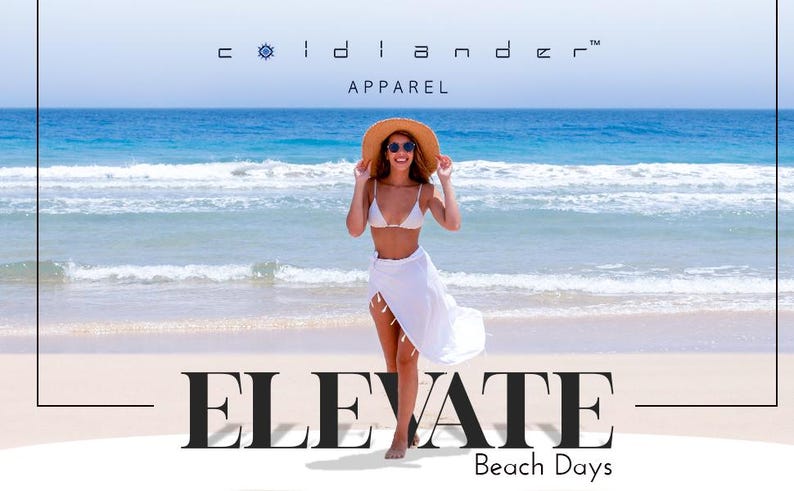 Pu&ograve; includere: Una donna con un copricostume bianco e un cappello di paglia cammina su una spiaggia. Il testo "ELEVATE Beach Days" &egrave; sulla sabbia. Il logo "colidander&trade; APPAREL" &egrave; in cima all'immagine.
