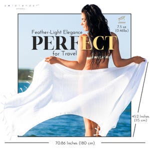 Pu&ograve; includere: Sarong bianco leggero con frange, 180 cm x 115 cm, con un peso di 213 grammi. Il testo "Feather-Light Elegance PERFECT for Travel" &egrave; visualizzato nell'immagine.