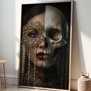 Może przedstawiać: Oprawiona grafika przedstawiająca twarz kobiety i czaszkę, podzielone na pół. Strona kobiety ma złotą maskę i biżuterię. Strona czaszki to realistyczne przedstawienie. Grafika jest wystawiona w jasnym pomieszczeniu.
