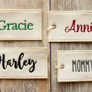 Personalisierter Weihnachtsstrumpfanhänger - Fügen Sie einen Stockanhänger hinzu - Monogramme Weihnachtsstrumpfanhänger - Elfenbeinanhänger mit Ihrer Wahl von Schriftart und Fadenfarbe