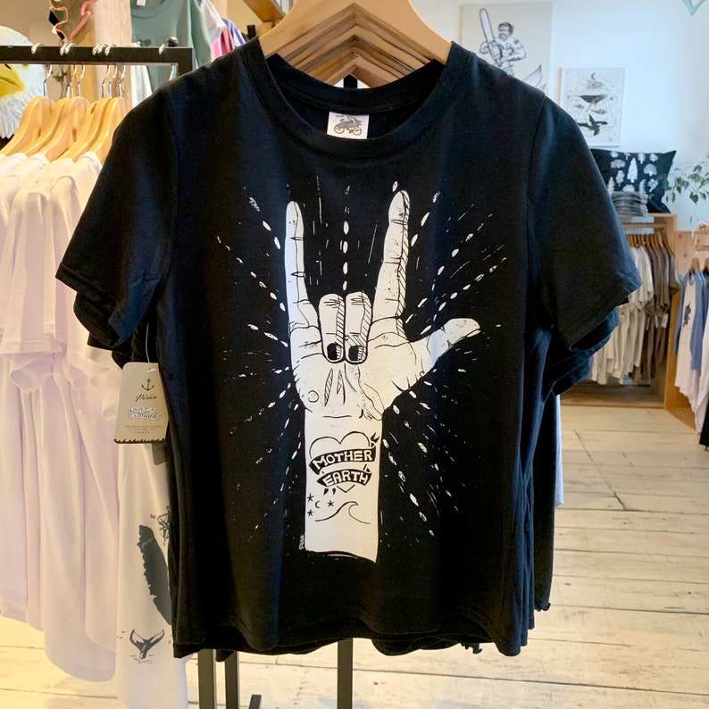 Mother Earth lino cut print t shirt | Crewneck boxy silhouette tee | 100% organic cotton top | Global climate strike shirt | Made in BC bild 1